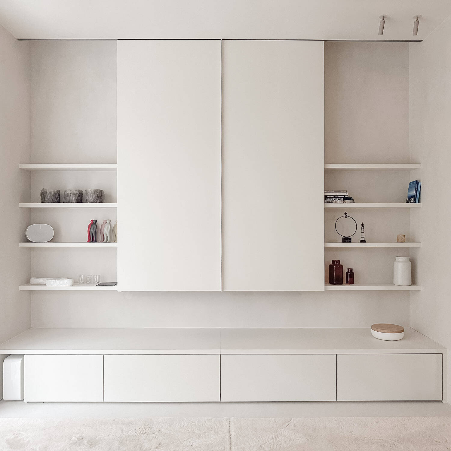 Maatwerk TV meubel met schabben en opbergdeuren